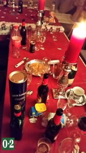 Glücklich abgefressener Partytisch Glücklich abgefressener Partytisch