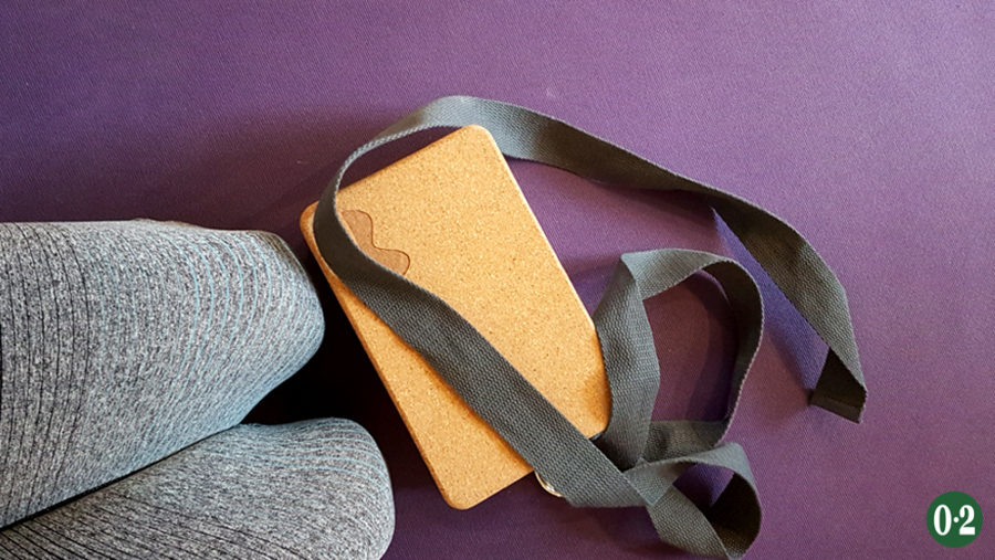Yoga- Matte aus Naturkaustchuk, Yoga- Klotz aus Kork und Yoga- Gurt aus Baumwolle