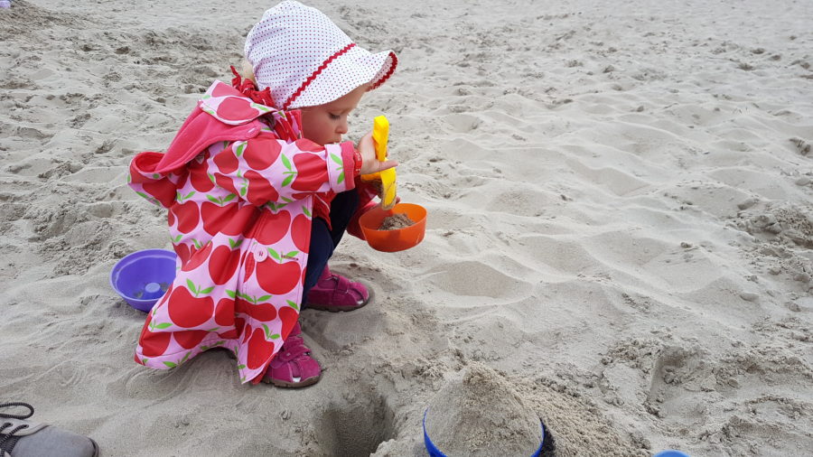 Sandburgen bauen an Texels Strand
